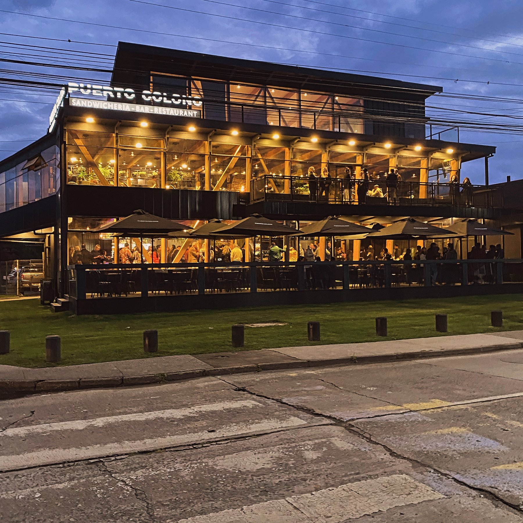 Fachada de Puerto Colono de noche